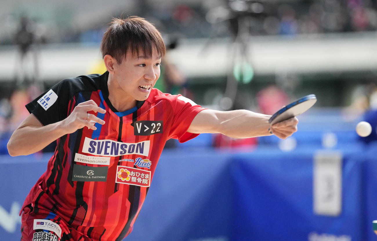 男子シングルス5回戦の第3ゲーム、打ち返す丹羽（撮影・鈴木みどり）