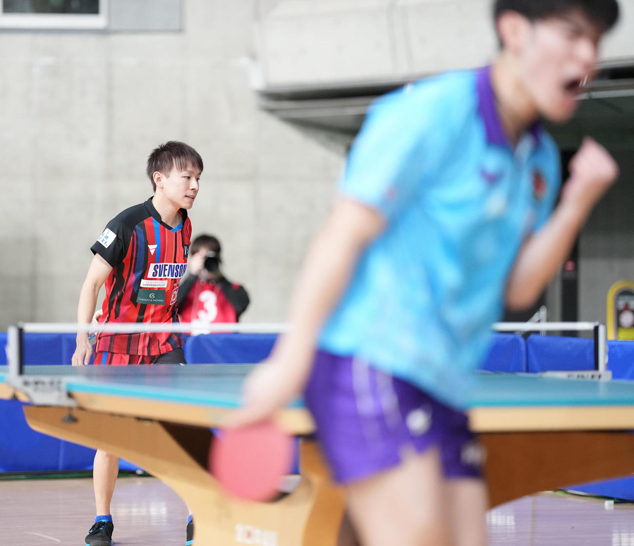 男子シングルス5回戦の第7ゲーム、横谷にポイントを奪われぼうぜんとする丹羽（撮影・鈴木みどり）