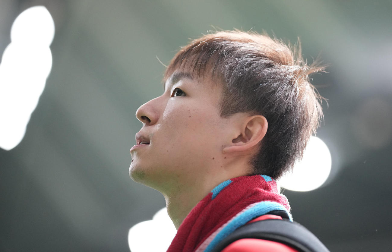 男子シングルス5回戦で横谷に敗れ引き揚げる丹羽（撮影・鈴木みどり）