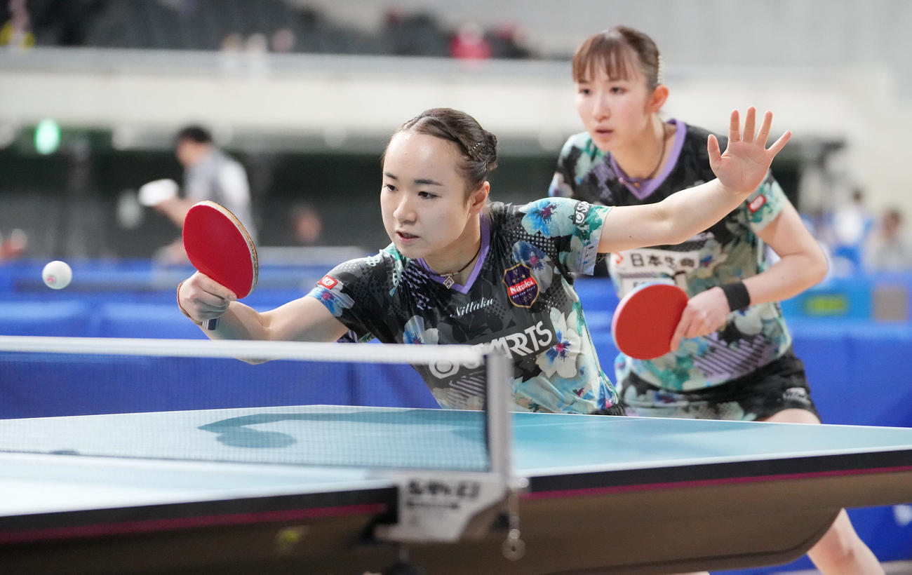 女子ダブルス5回戦の第1ゲーム、打ち返す伊藤美。右は早田（撮影・鈴木みどり）