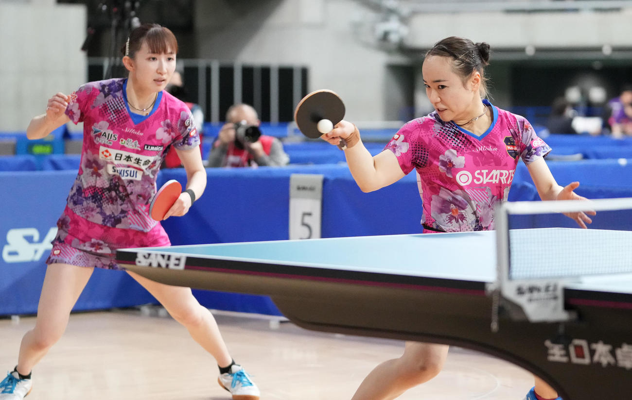 女子ダブルス準々決勝の第3ゲーム、打ち返す伊藤美。左は早田（撮影・鈴木みどり）