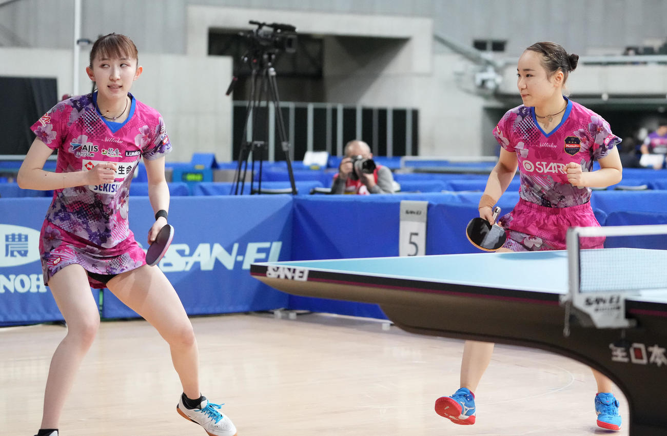 女子ダブルス準々決勝で勝利し準決勝進出を決め、ガッツポーズする、伊藤美（右）、早田組（撮影・鈴木みどり）