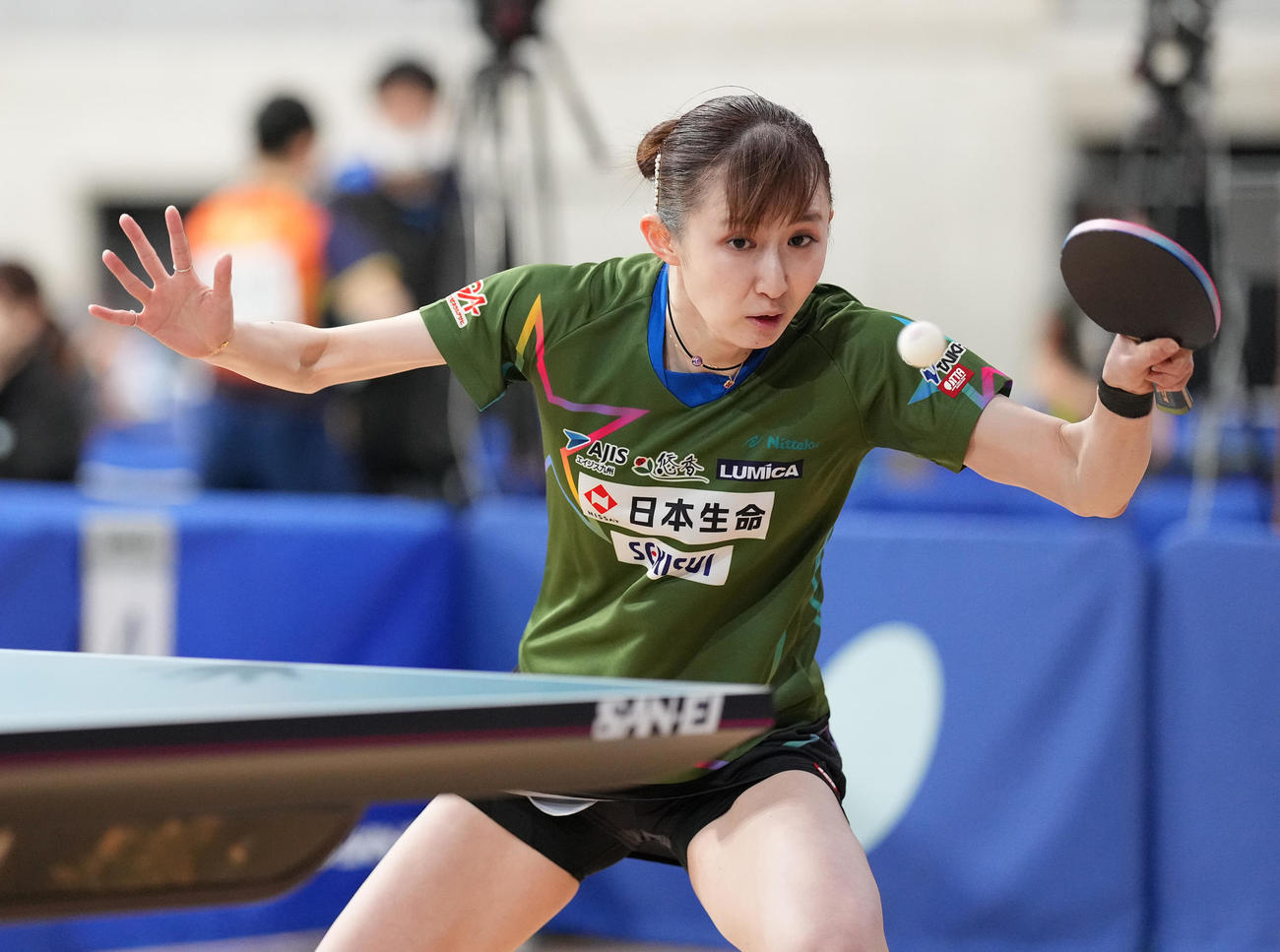 女子シングルス5回戦の第1ゲーム、打ち返す早田（撮影・鈴木みどり）