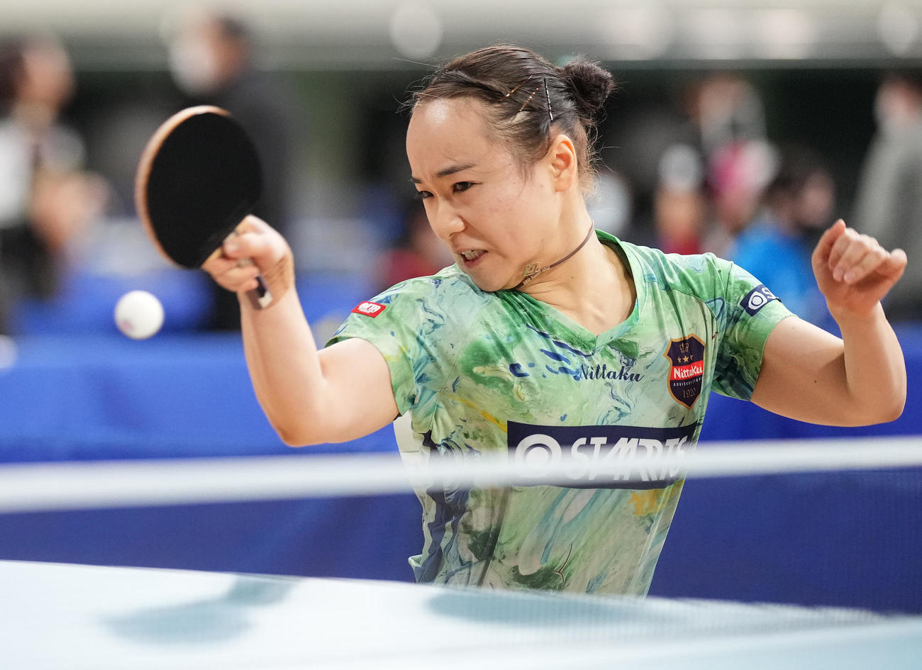 女子シングルス5回戦の第1ゲーム、打ち返す伊藤美（撮影・鈴木みどり）