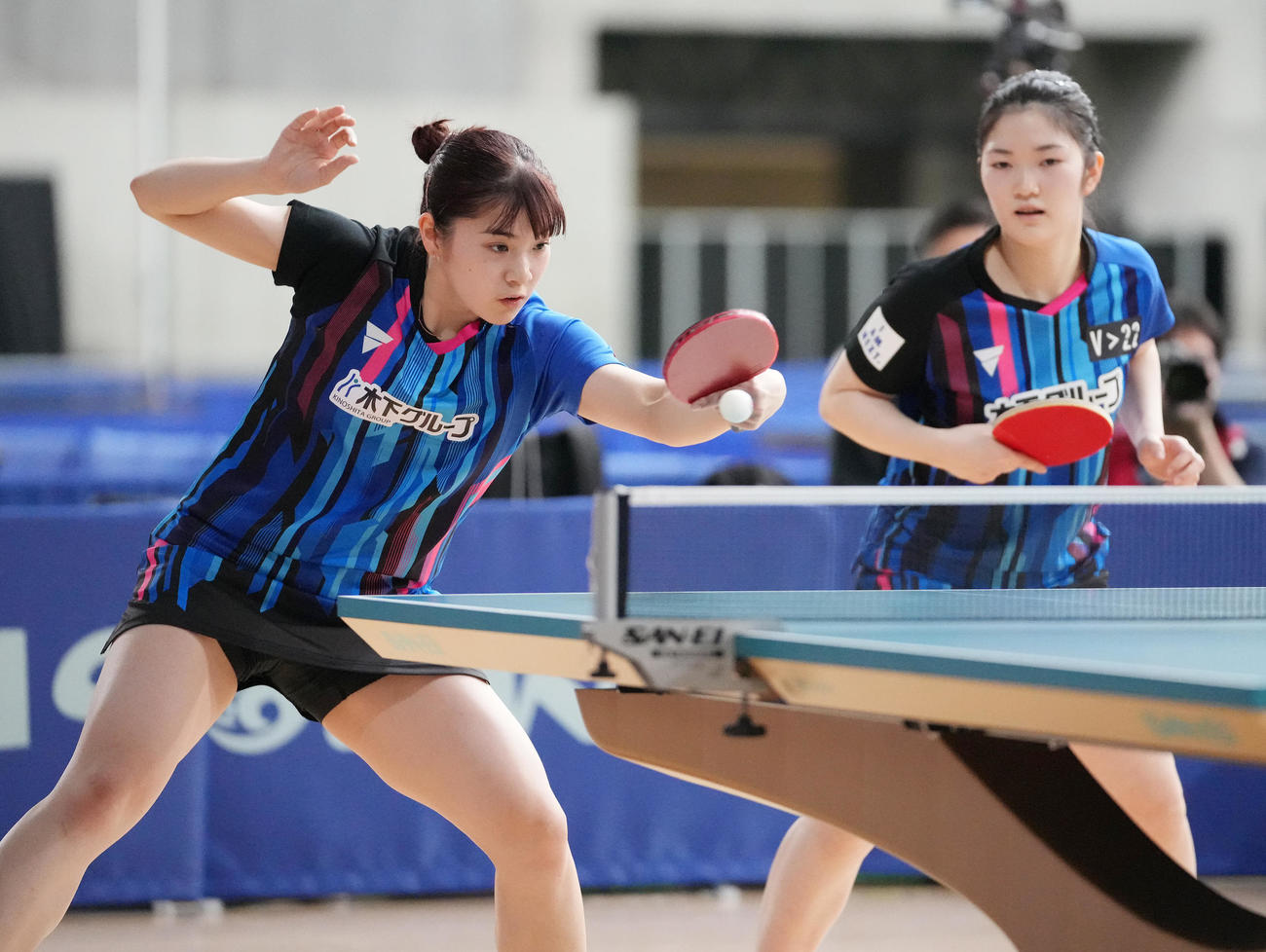 女子ダブルス準々決勝の第4ゲーム、打ち返す長崎。右は木原（撮影・鈴木みどり）