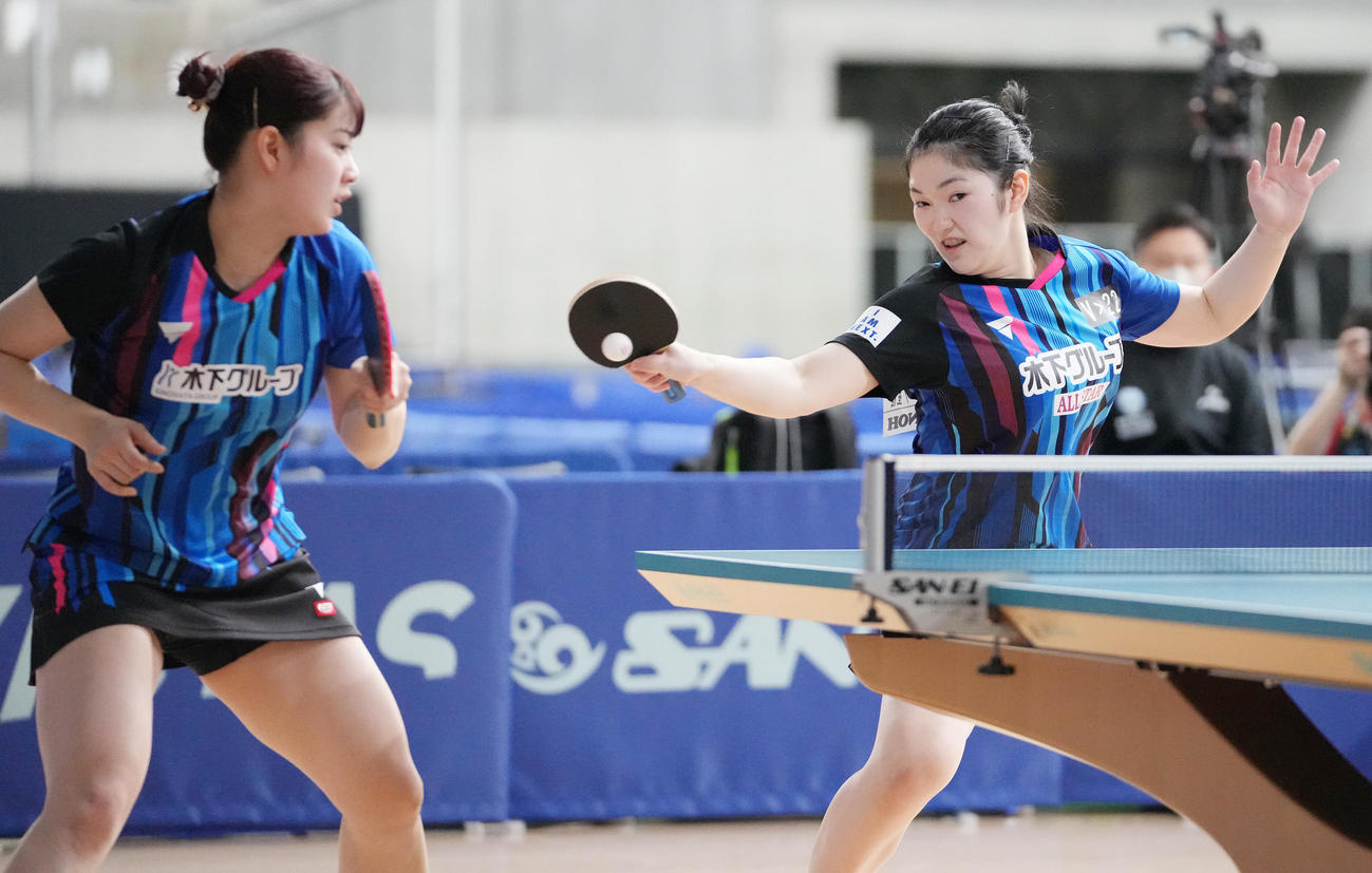 女子ダブルス準々決勝の第4ゲーム、打ち返す木原。左は長崎（撮影・鈴木みどり）