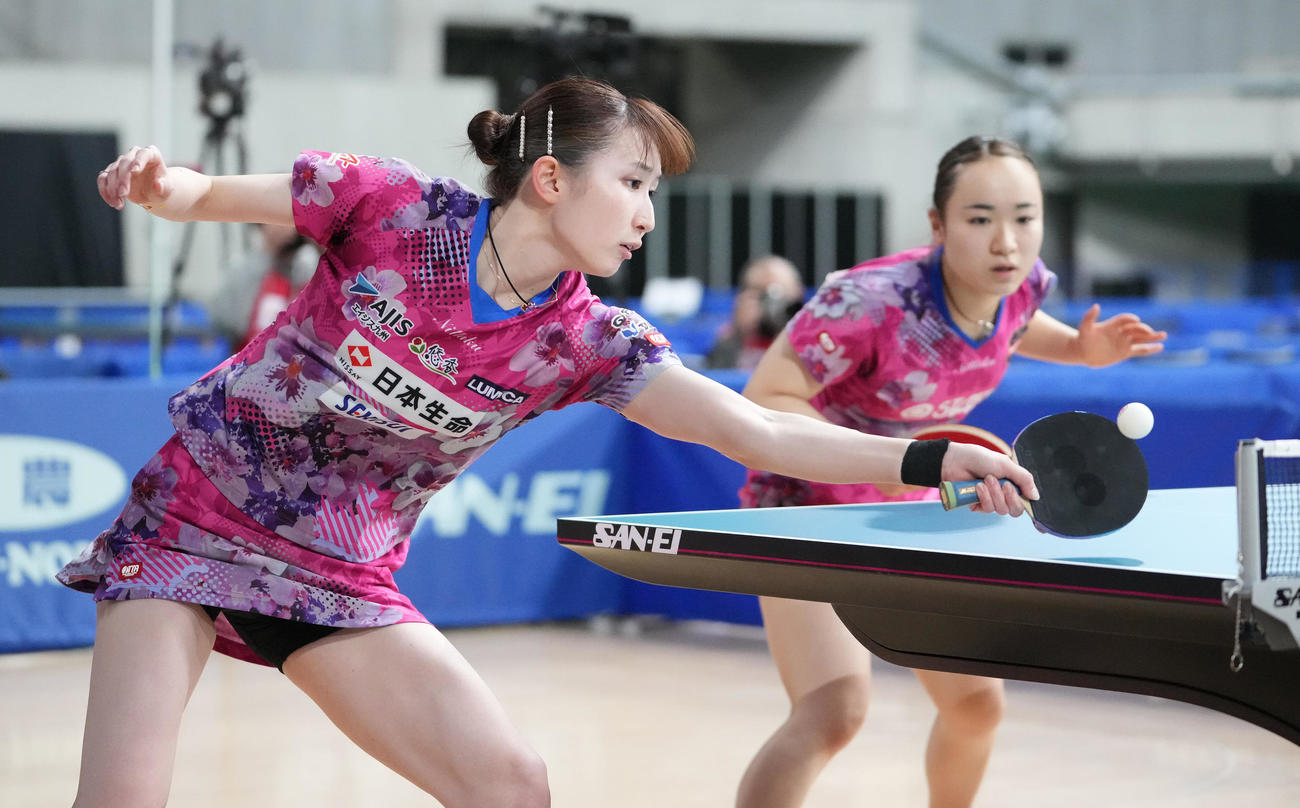 女子ダブルス準々決勝の第3ゲーム、打ち返す早田。右は伊藤美（撮影・鈴木みどり）