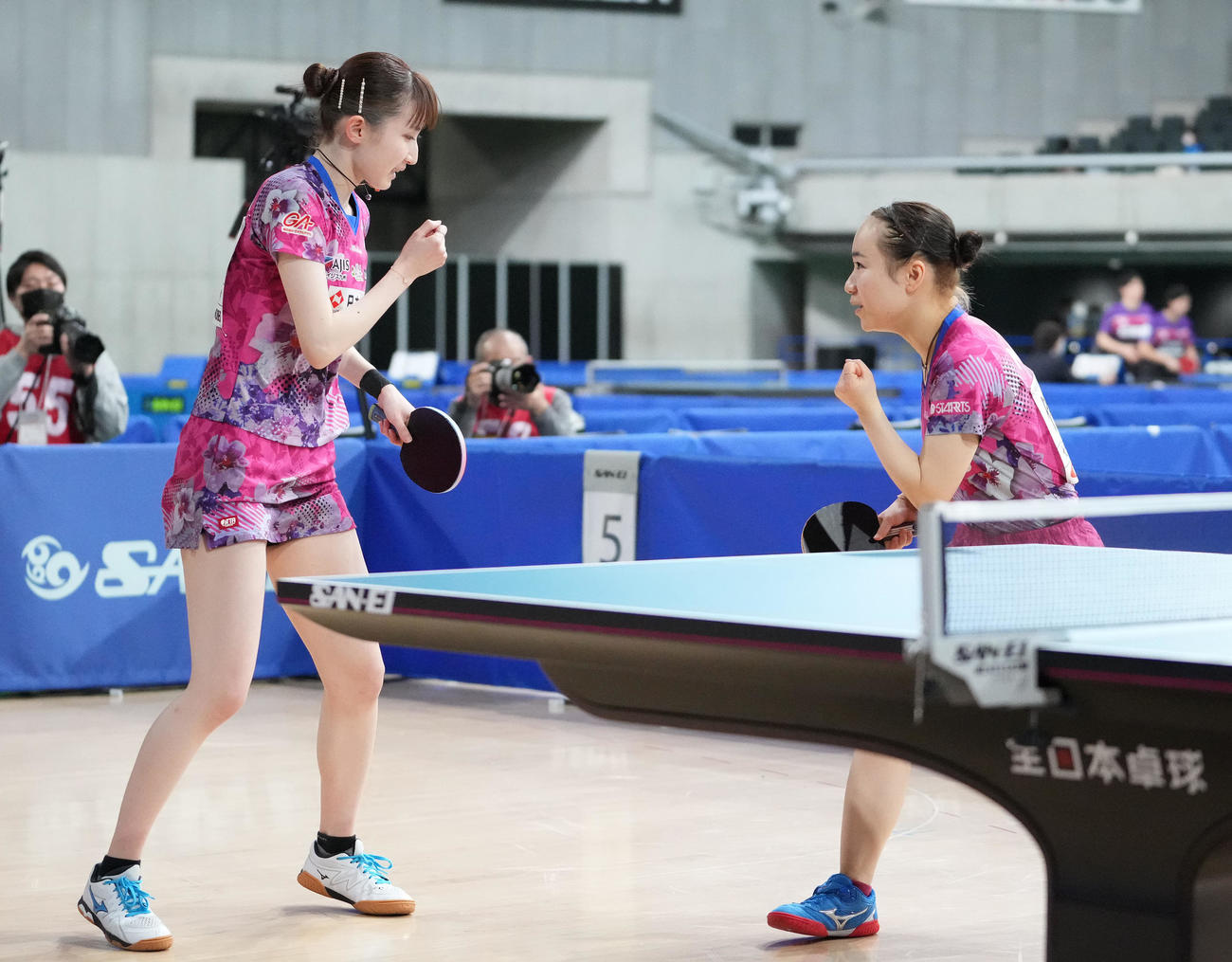女子ダブルス準々決勝の第3ゲーム、ポイントを奪いガッツポーズする、伊藤美（右）、早田組（撮影・鈴木みどり）
