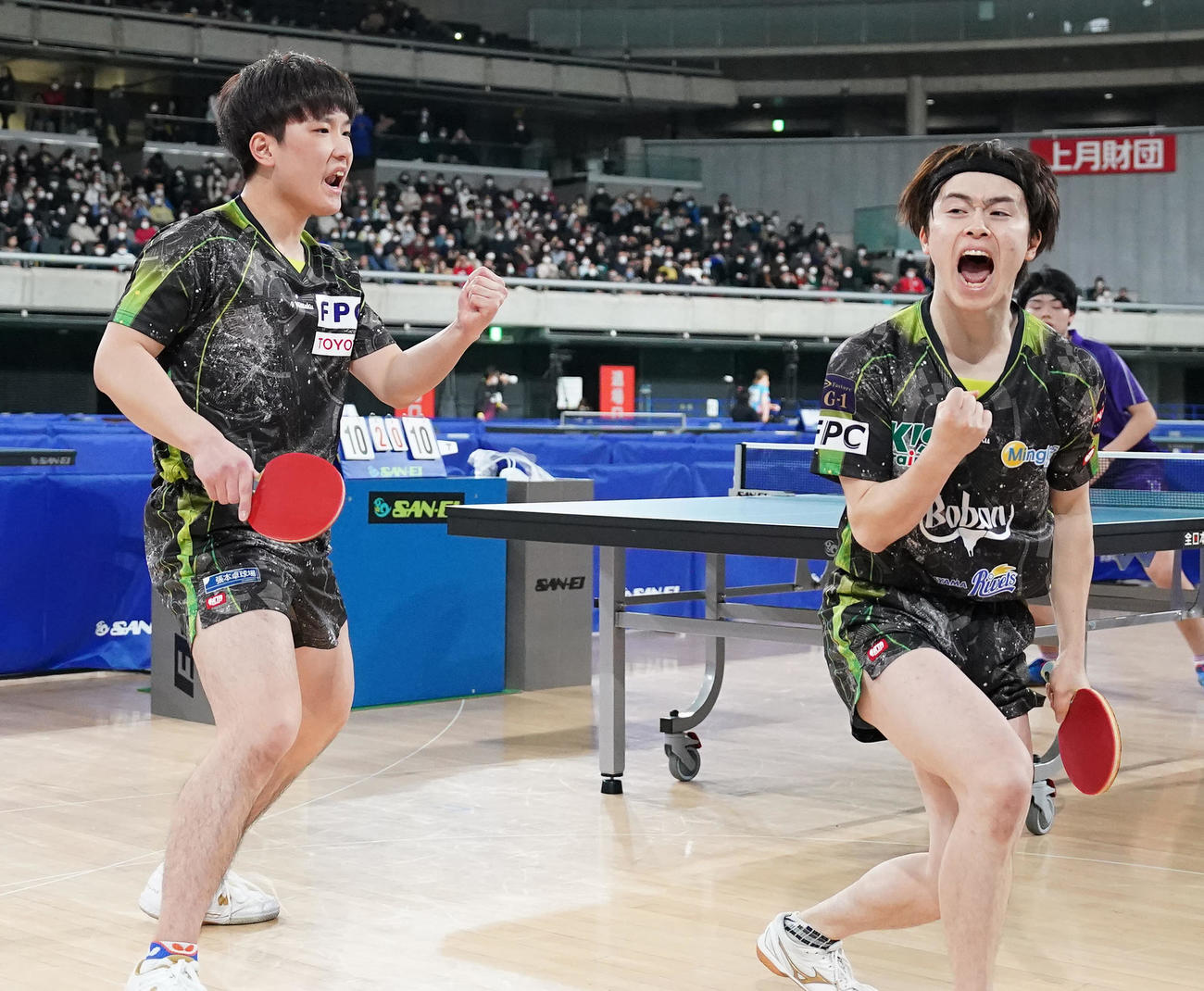 男子ダブルス準々決勝の第3ゲーム、ポイントを奪いガッツポーズする張本智（左）、森薗組（撮影・鈴木みどり）