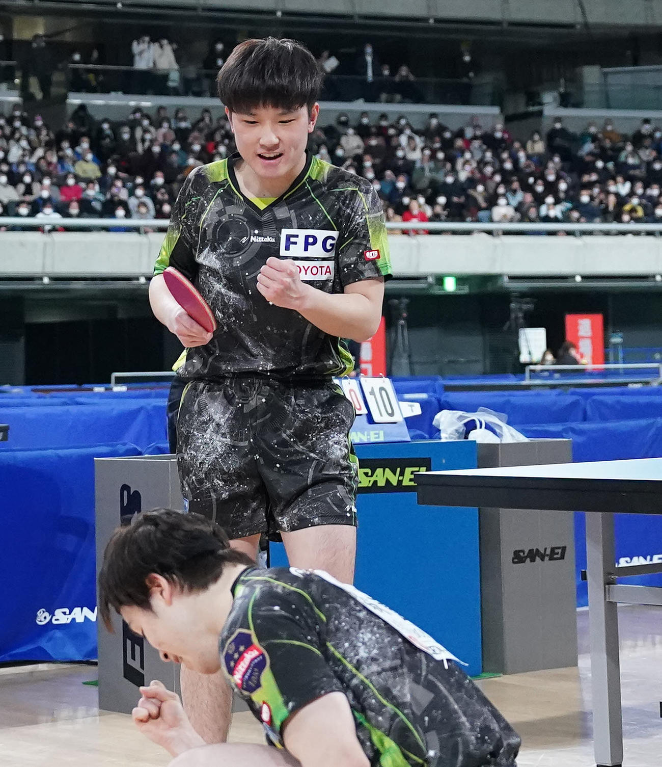 男子ダブルス準々決勝で勝利し準決勝進出を決めガッツポーズする張本智（上）、森薗組（撮影・鈴木みどり）