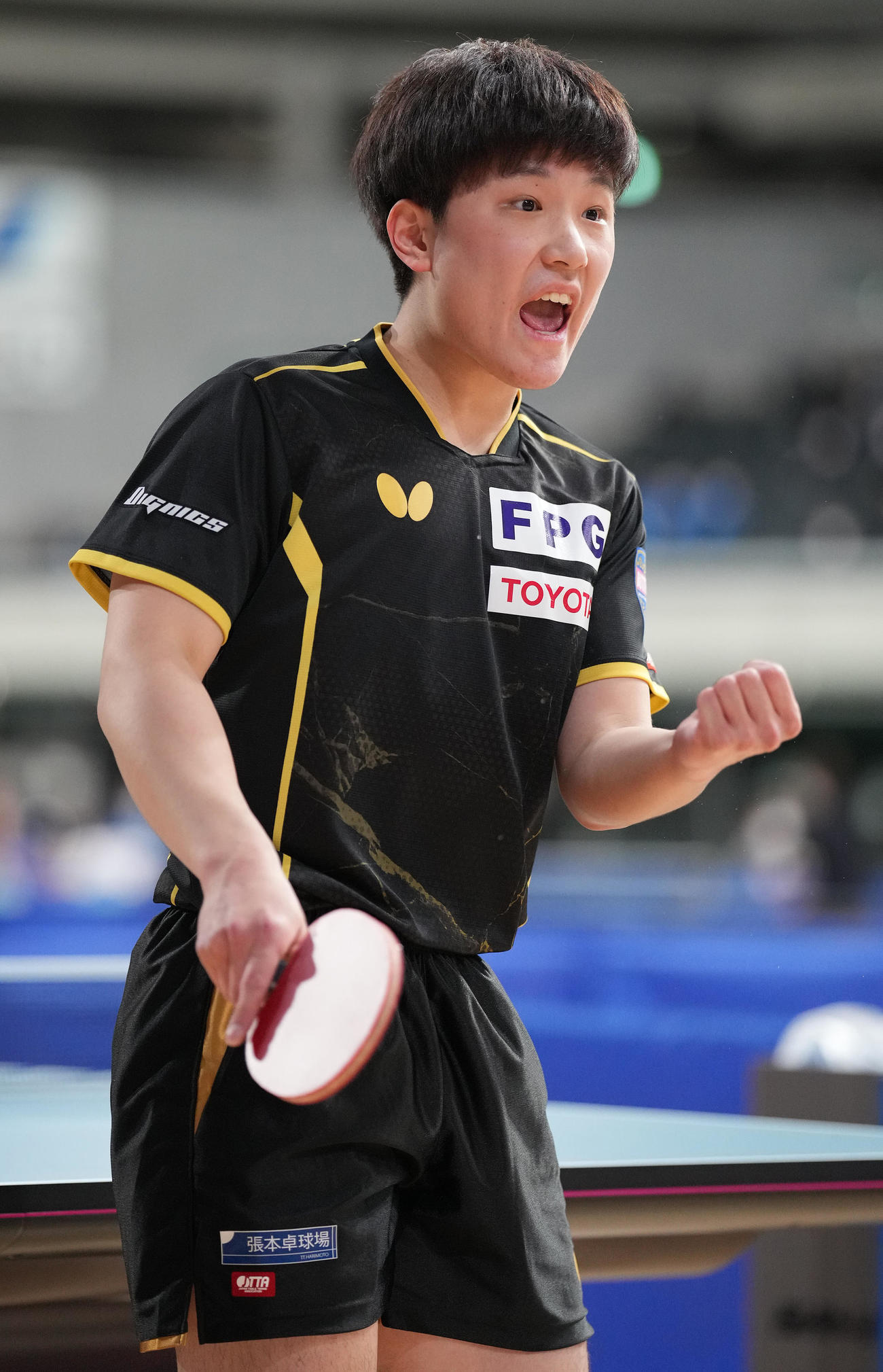 男子シングルス5回戦の第5ゲーム、ポイントを奪いほえる張本智（撮影・鈴木みどり）