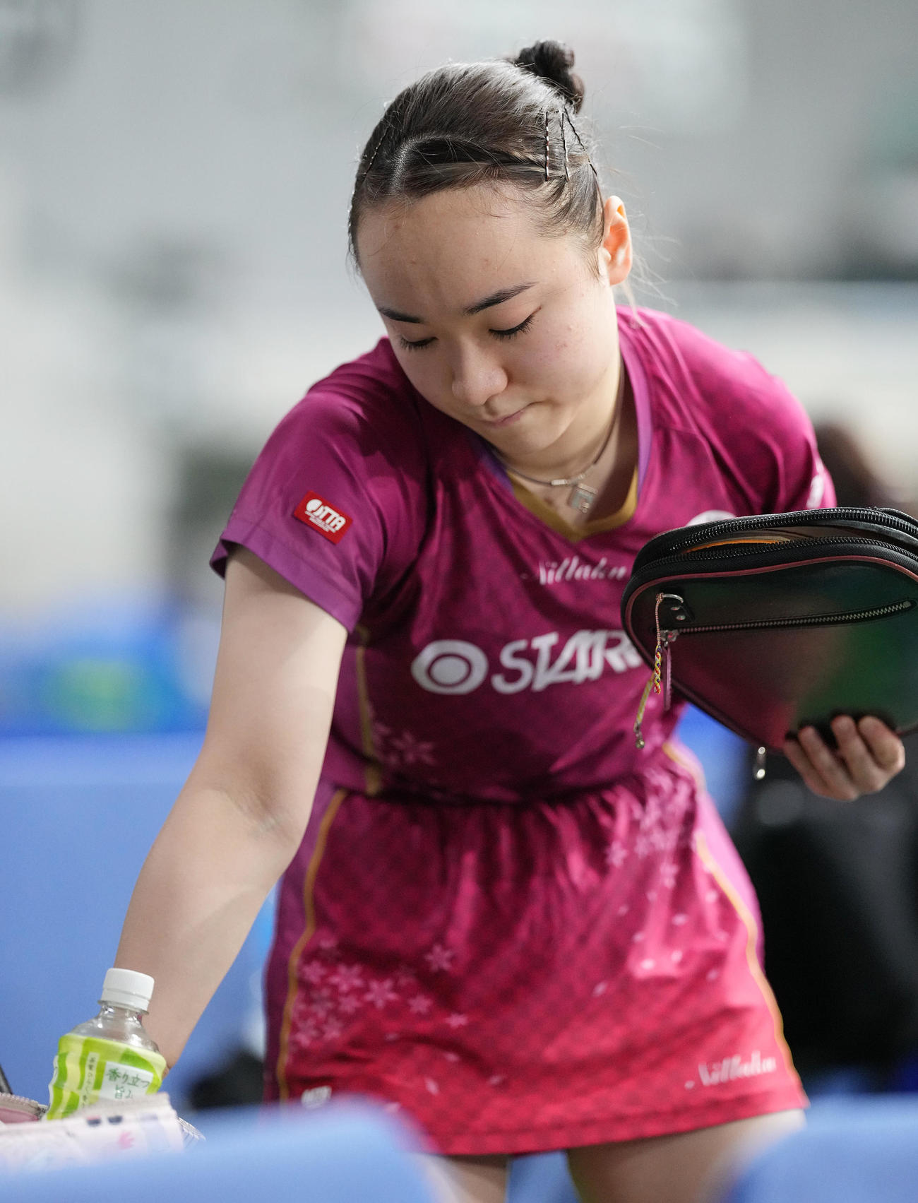 女子シングルス6回戦で横井に敗れ浮かない表情の伊藤美（撮影・鈴木みどり）