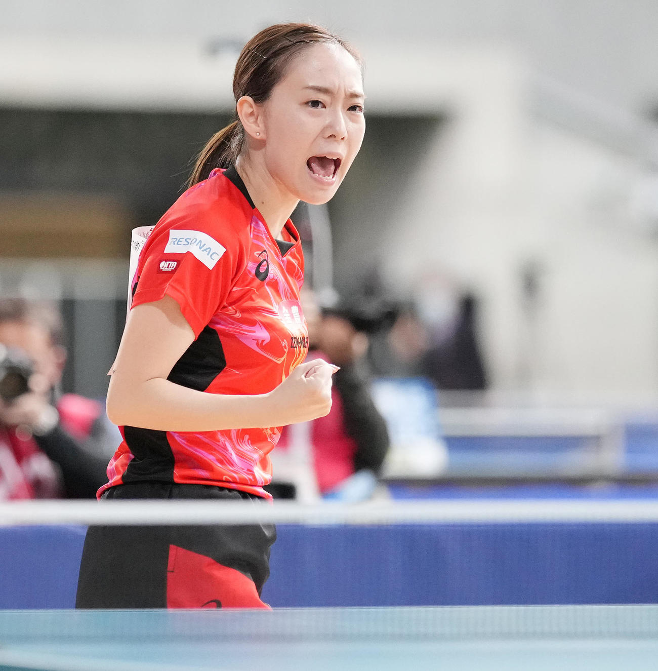 女子シングルス6回戦の第6ゲーム、ポイントを奪いガッツポーズ石川（撮影・鈴木みどり）