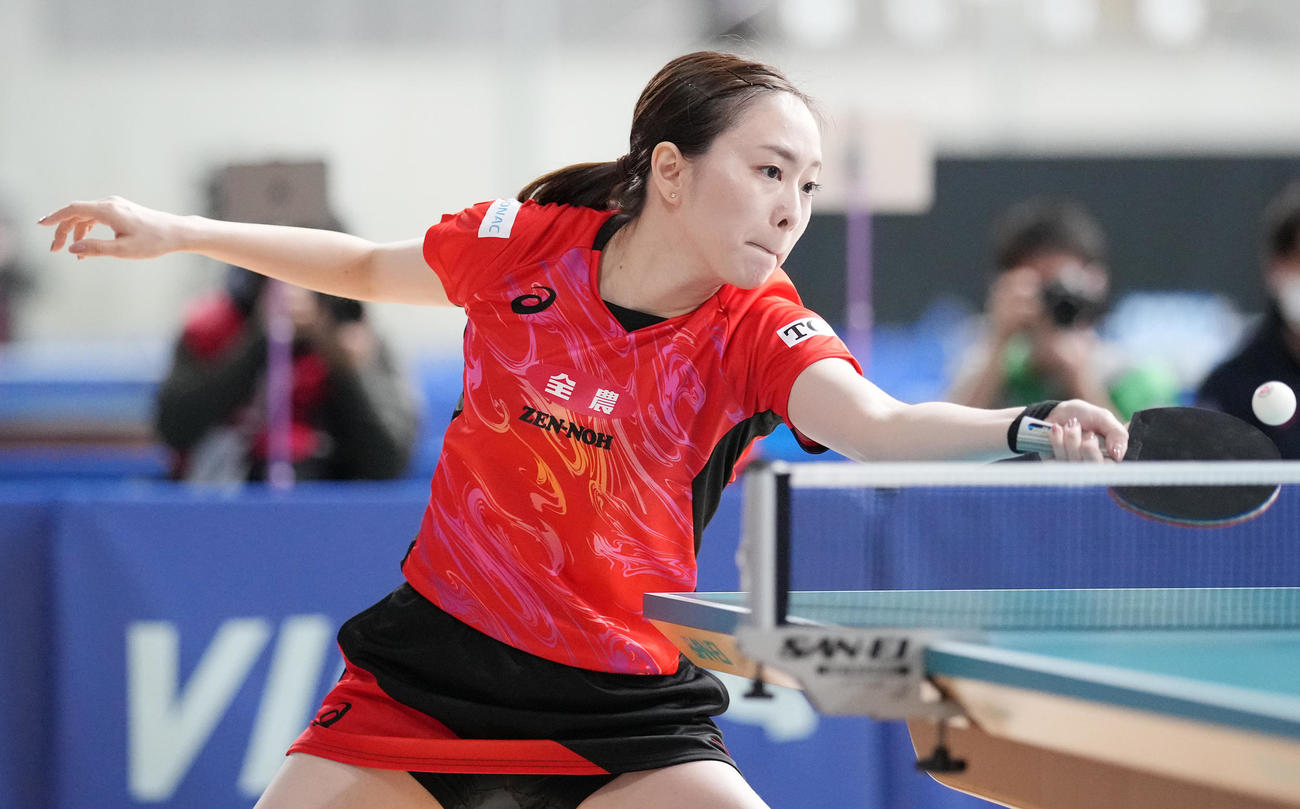 女子シングルス6回戦の第7ゲーム、打ち返す石川（撮影・鈴木みどり）