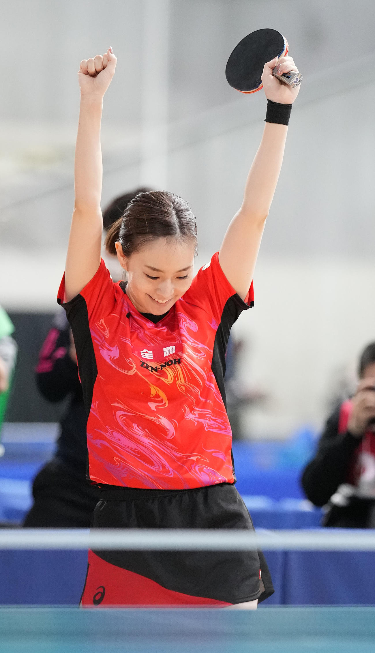 女子シングルス6回戦の加藤美に勝利しガッツポーズする石川（撮影・鈴木みどり）