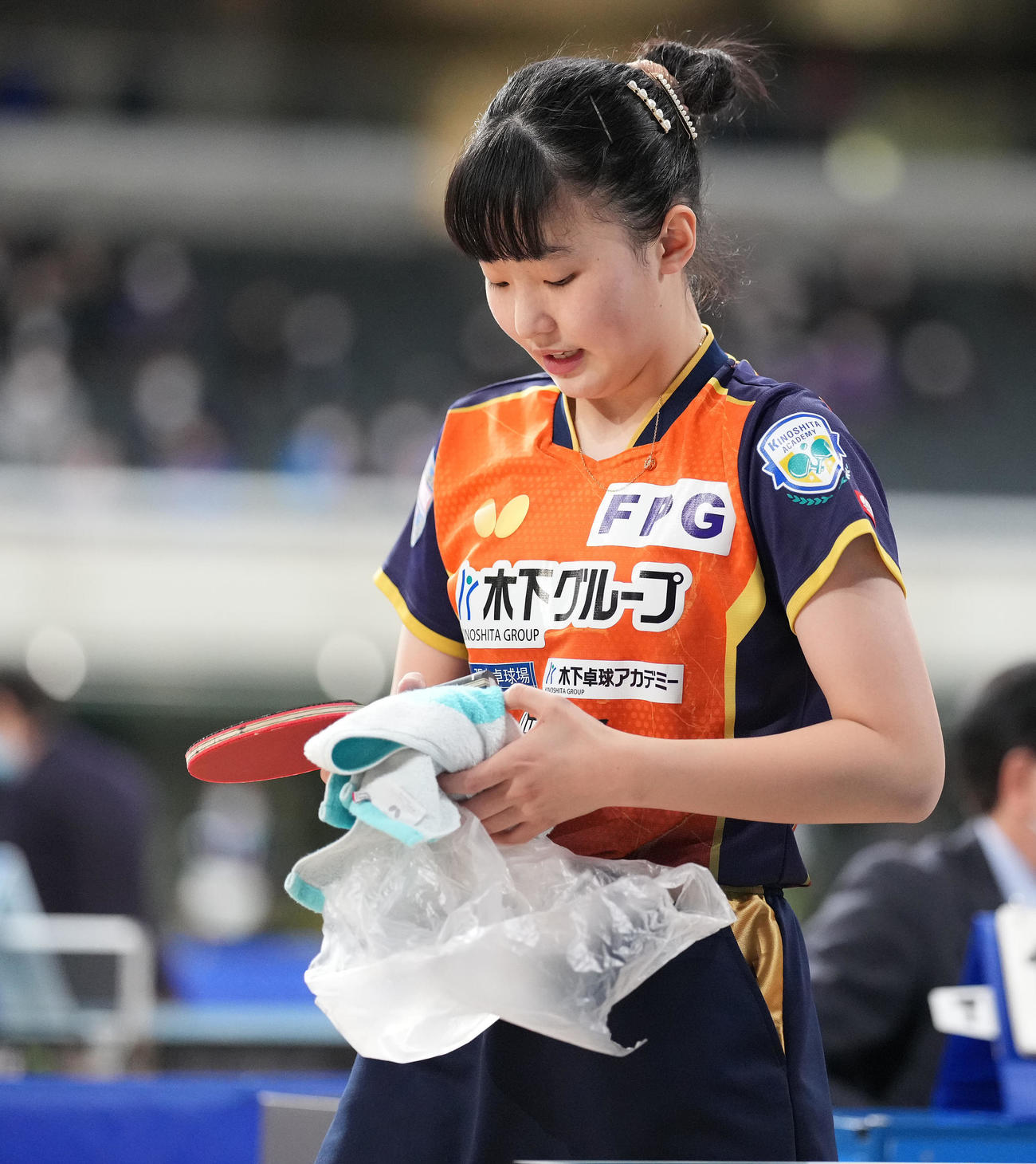 女子シングルス6回戦で早田に敗れ肩を落とす張本美（撮影・鈴木みどり）