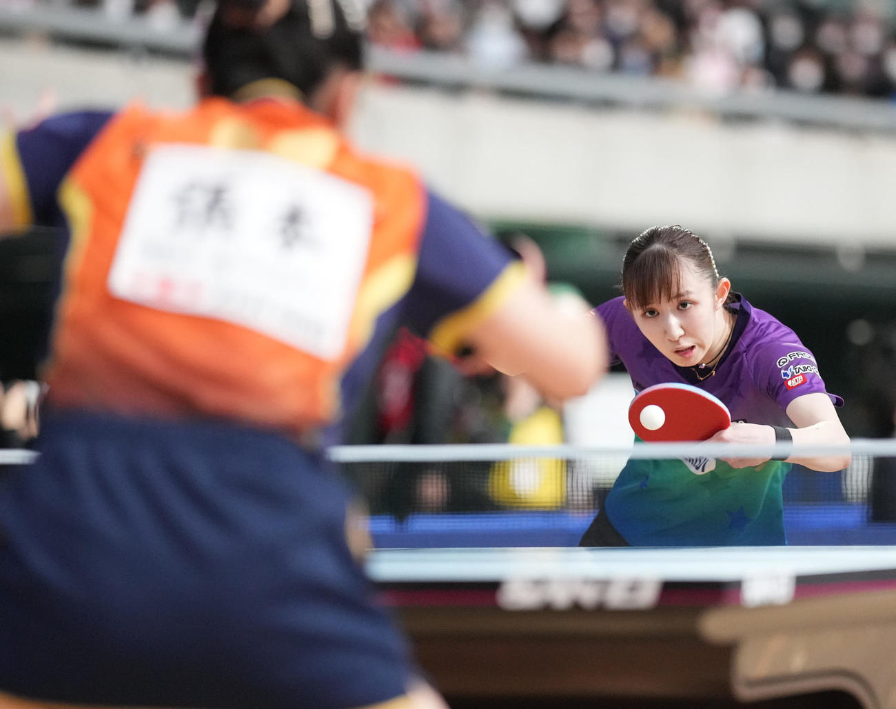 女子シングルス6回戦の第2ゲーム、打ち返す早田（撮影・鈴木みどり）