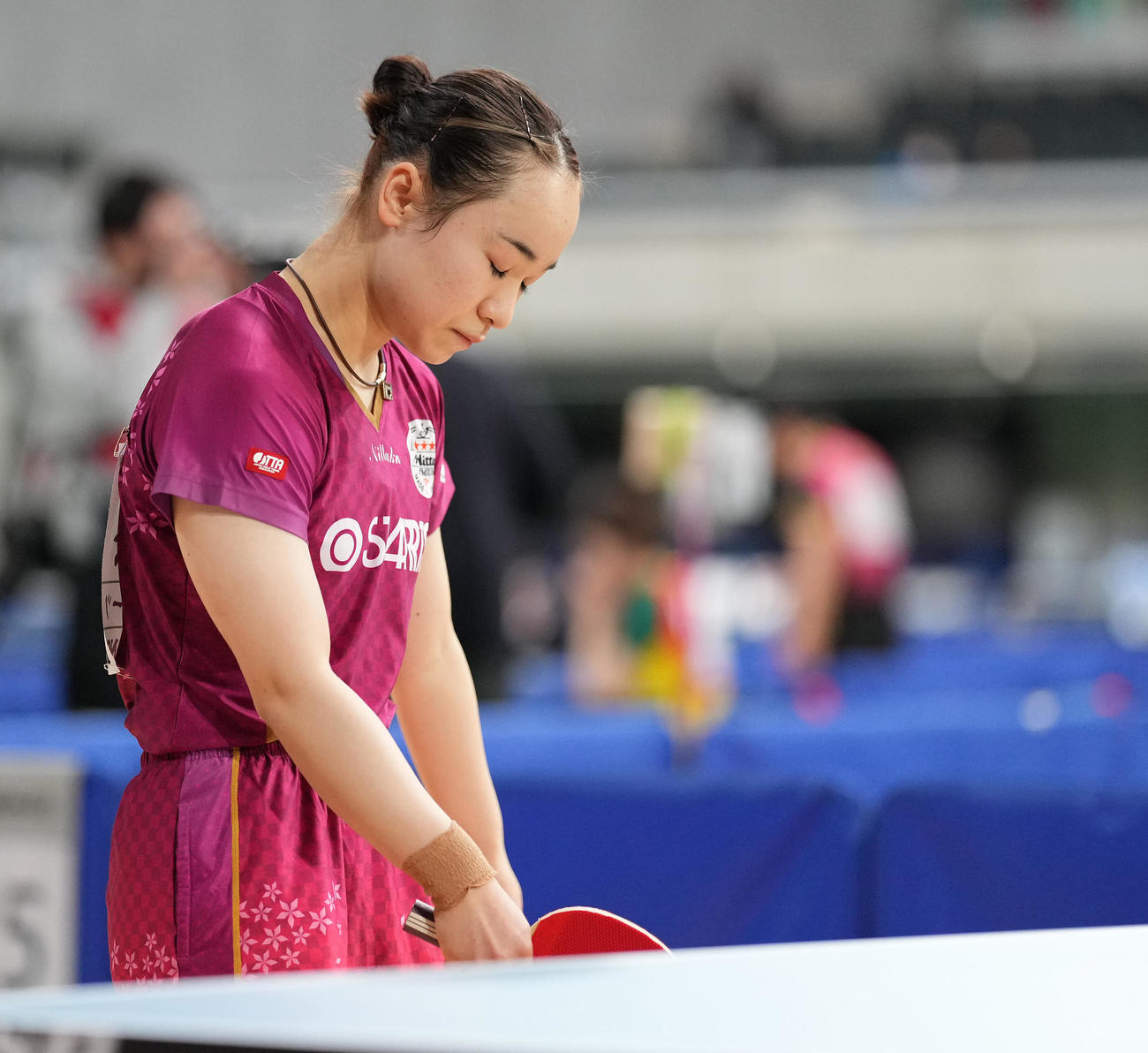 女子シングルス6回戦の第5ゲーム、ポイントを奪われうつむく伊藤美（撮影・鈴木みどり）