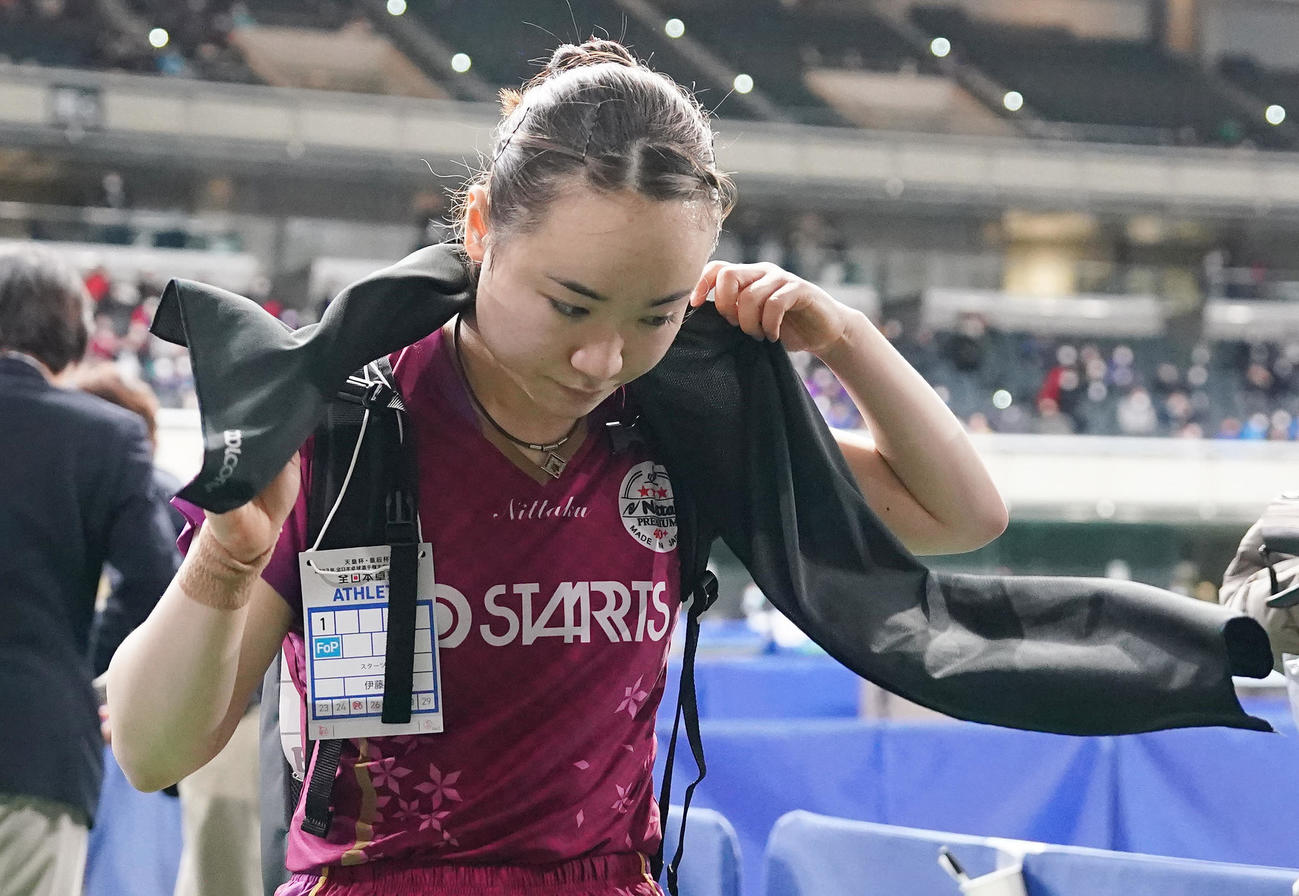 女子シングルス6回戦で横井に敗れ浮かない表情で引き揚げる伊藤美（撮影・鈴木みどり）