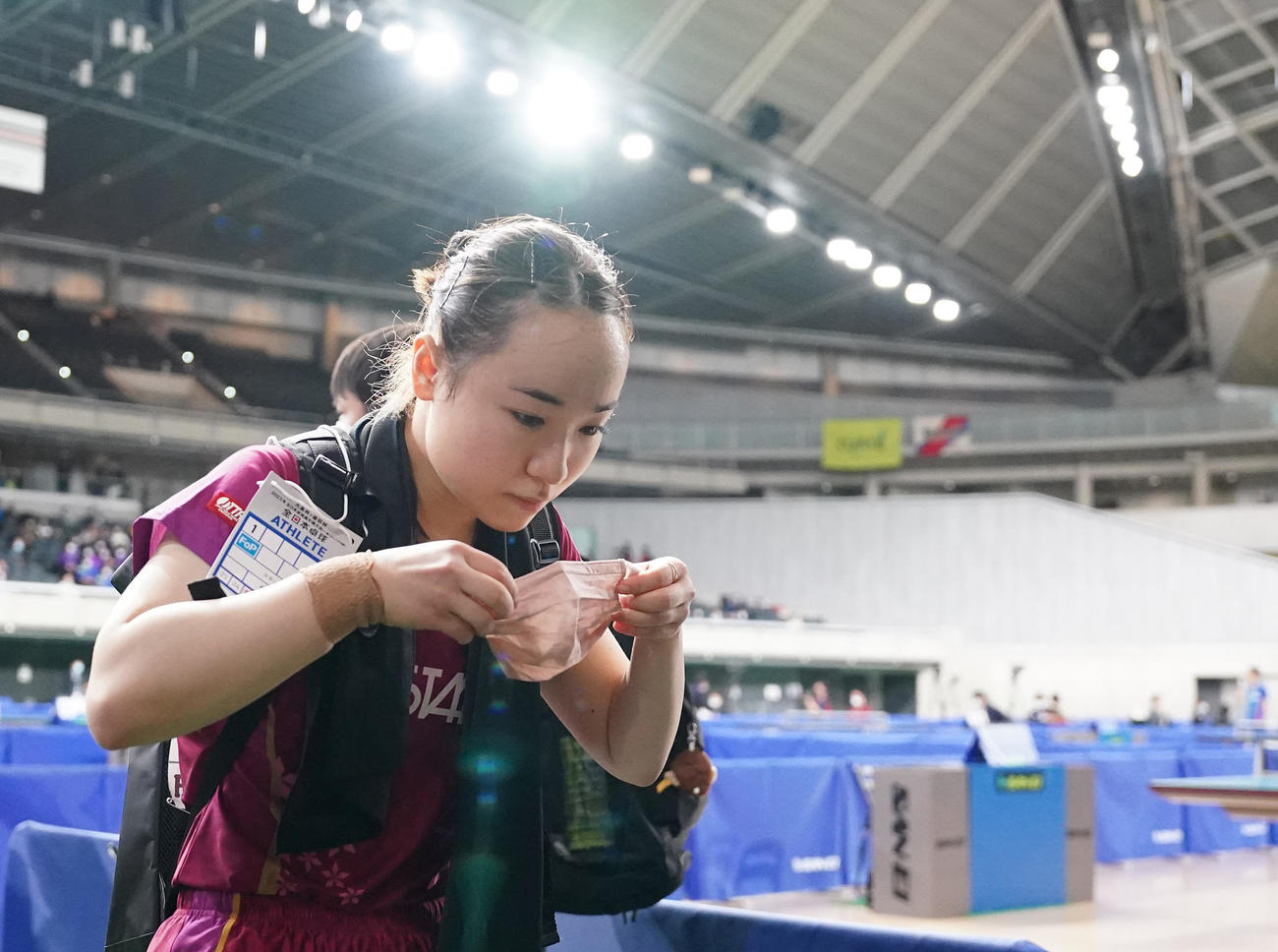 女子シングルス6回戦で横井に敗れ浮かない表情で引き揚げる伊藤美（撮影・鈴木みどり）