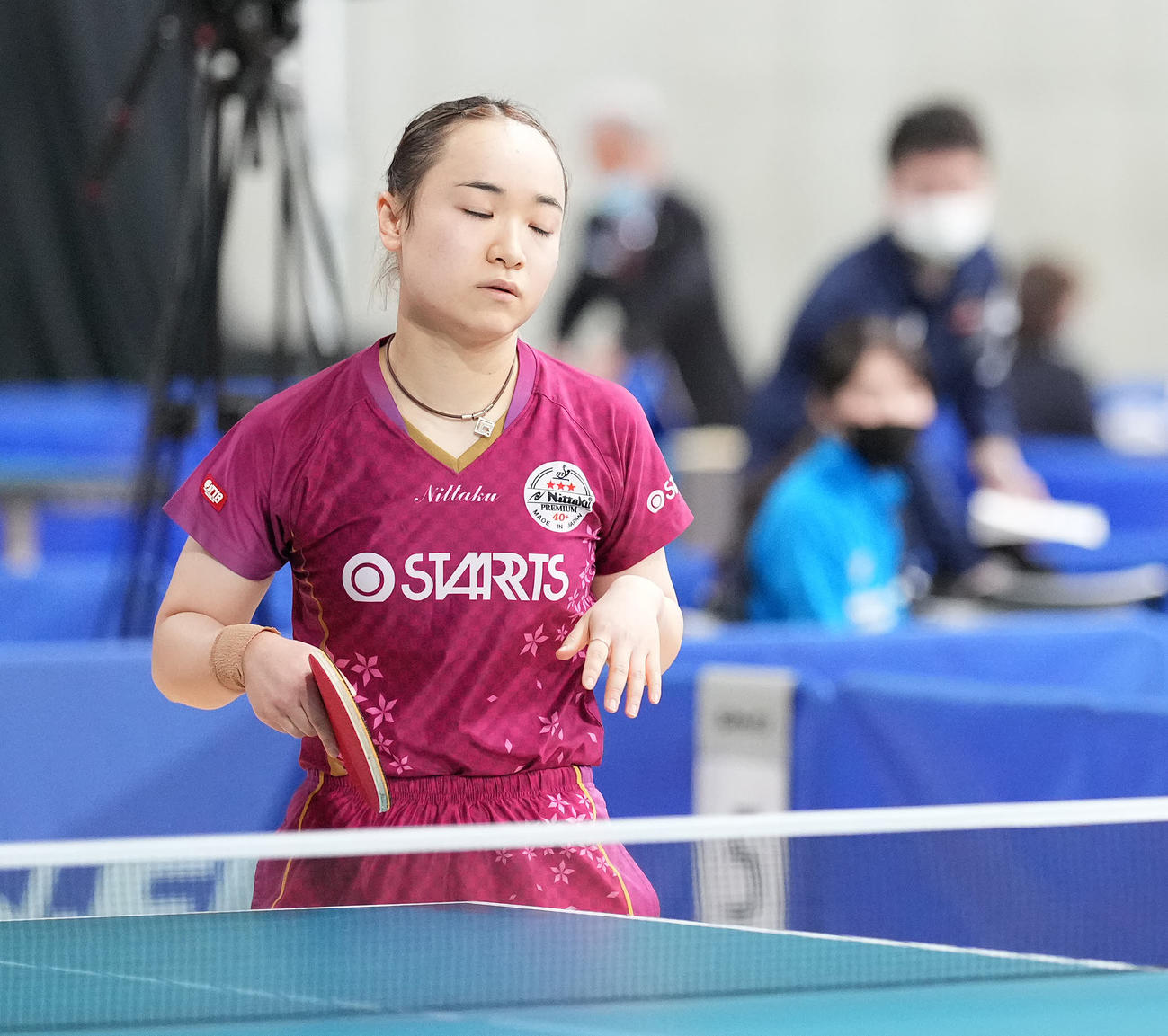 女子シングルス6回戦で横井に敗れ目をつぶる伊藤美（撮影・鈴木みどり）