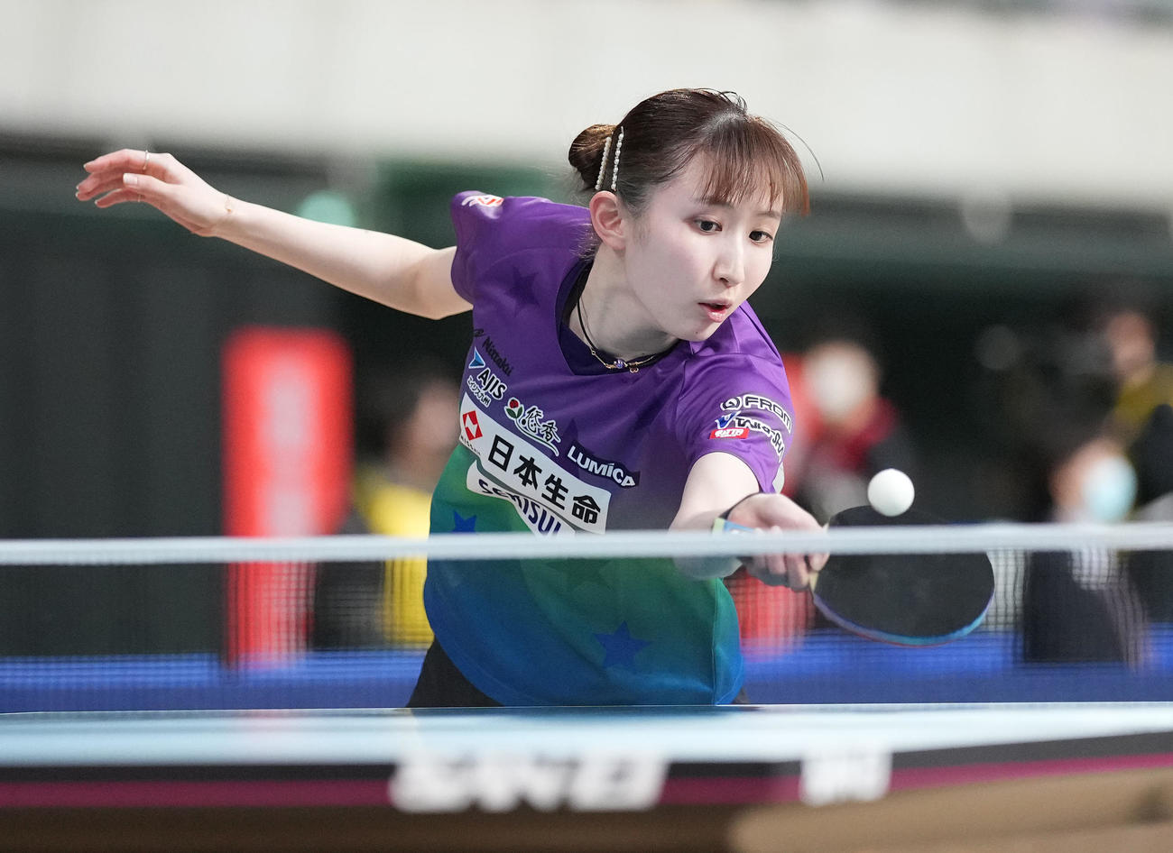 女子シングルス6回戦の第2ゲーム、打ち返す早田（撮影・鈴木みどり）