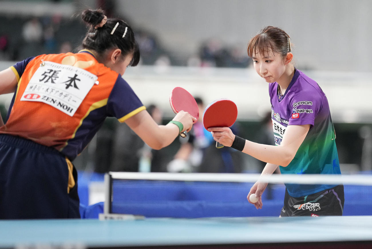 女子シングルス6回戦で張本美（左）に勝利した早田（撮影・鈴木みどり）
