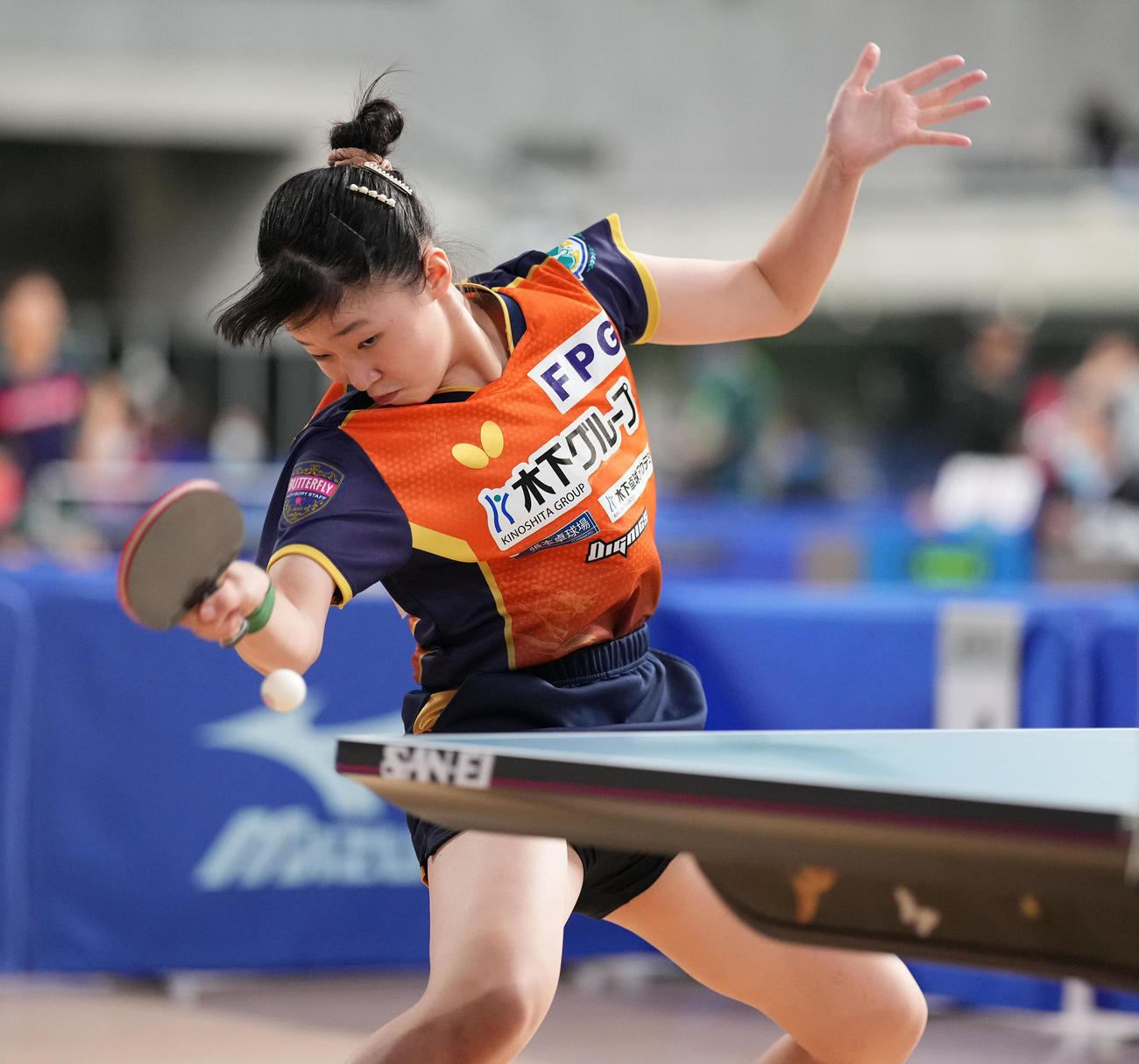 女子シングルス6回戦の第1ゲーム、打ち返す張本美（撮影・鈴木みどり）