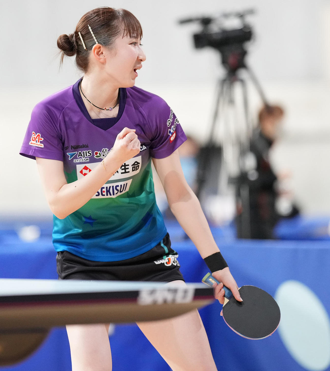 女子シングルス6回戦で張本美に勝利しガッツポーズする早田（撮影・鈴木みどり）