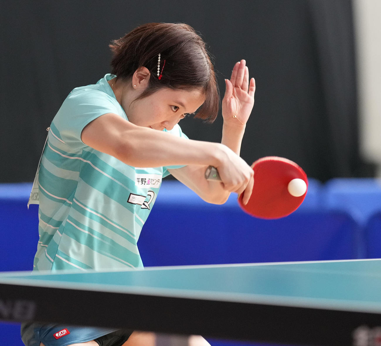 女子シングルス6回戦の第3ゲーム、打ち返す平野（撮影・鈴木みどり）