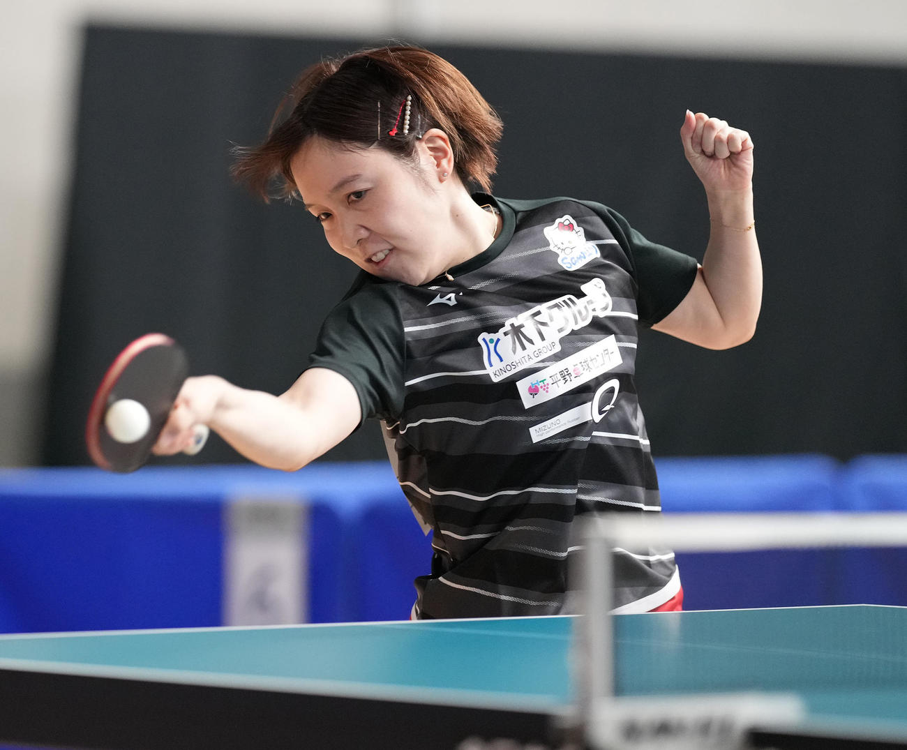 女子シングルス5回戦の第2ゲーム、打ち返す平野（撮影・鈴木みどり）