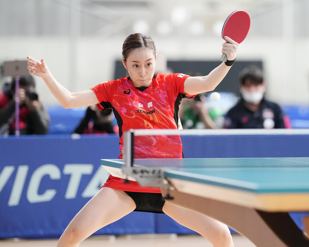 女子シングルス6回戦の第7ゲーム、打ち返す石川（撮影・鈴木みどり）