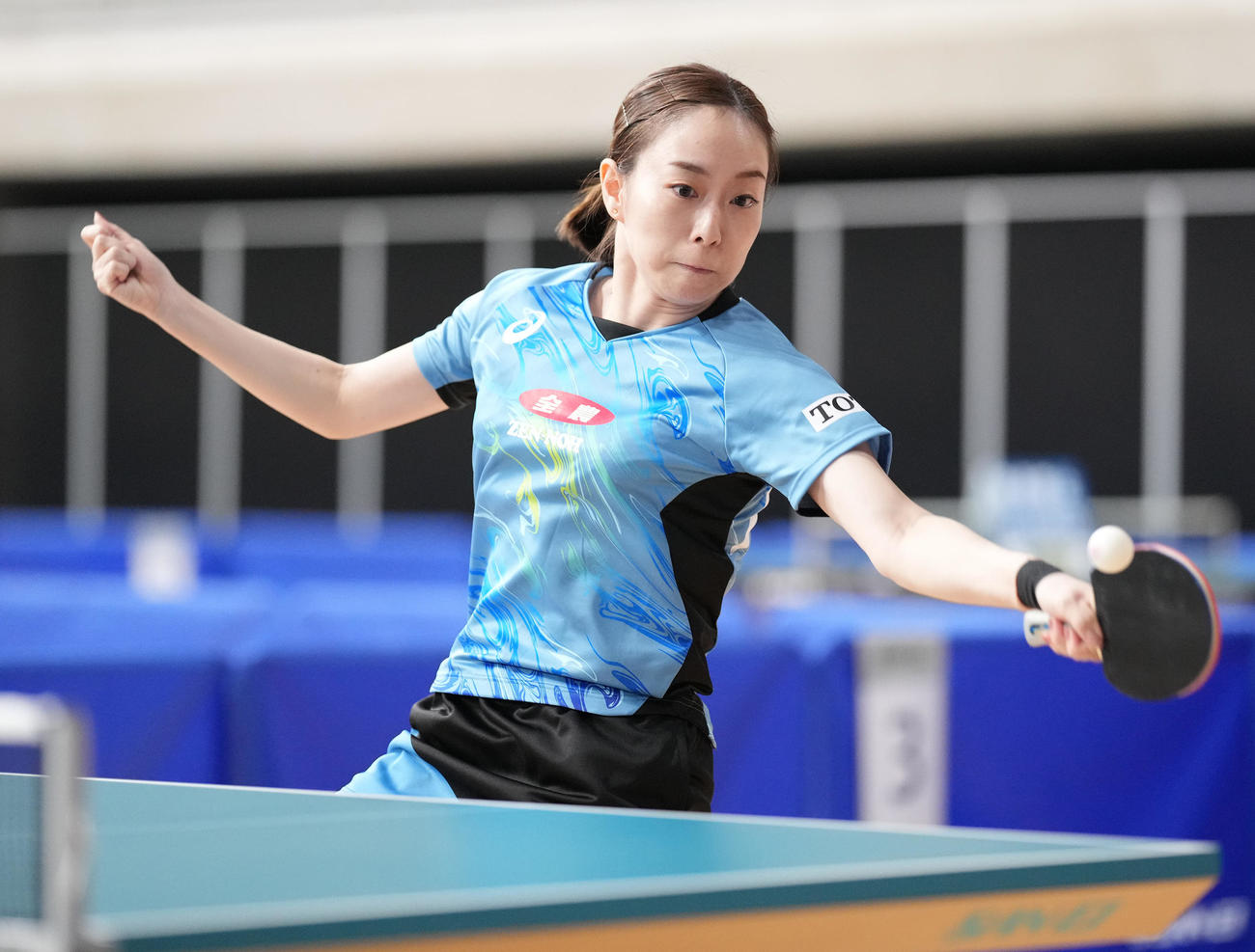 女子シングルス5回戦の第2ゲーム、打ち返す石川（撮影・鈴木みどり）