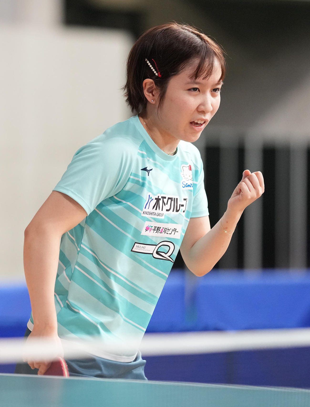 女子シングルス6回戦の第3ゲーム、ポイントを奪いガッツポーズする平野（撮影・鈴木みどり）