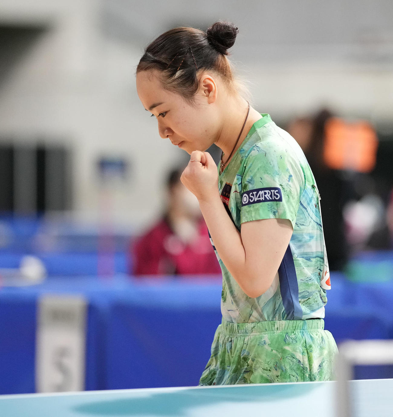 女子シングルス5回戦の第1ゲーム、ポイントを奪いガッツポーズする伊藤美（撮影・鈴木みどり）