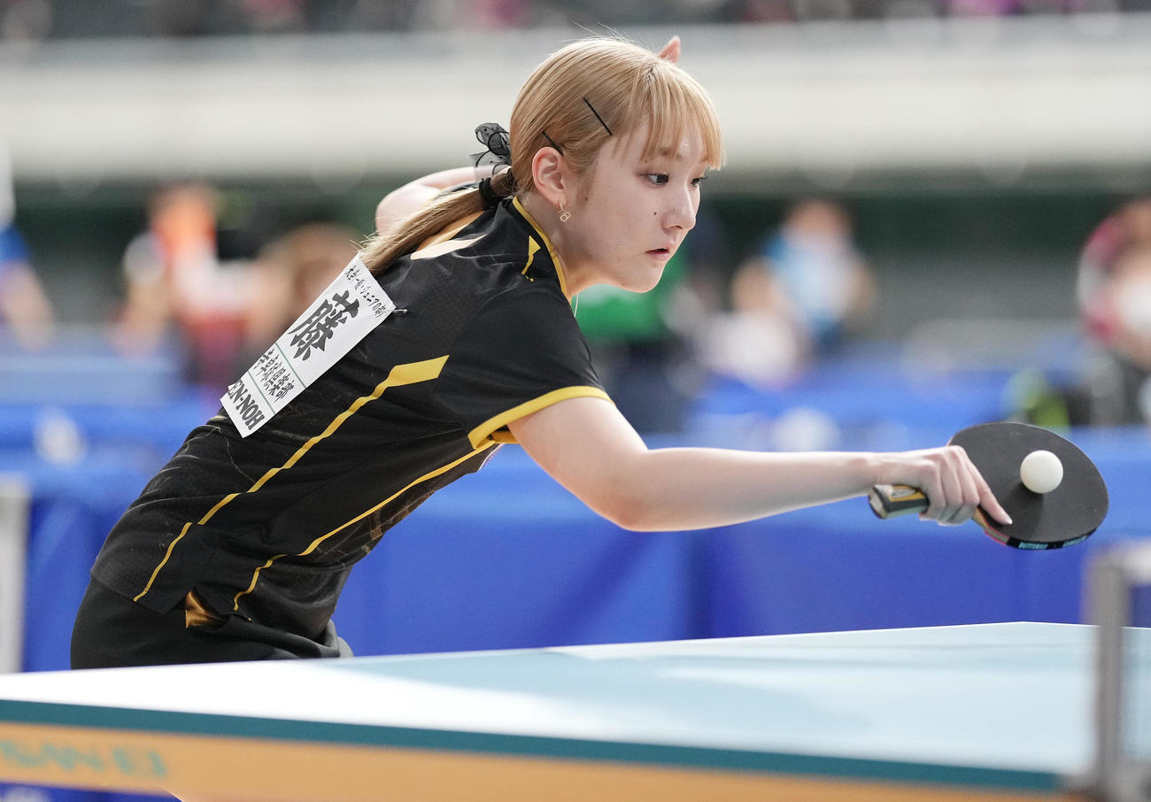 女子シングルス6回戦の第1ゲーム、打ち返す加藤美（撮影・鈴木みどり）