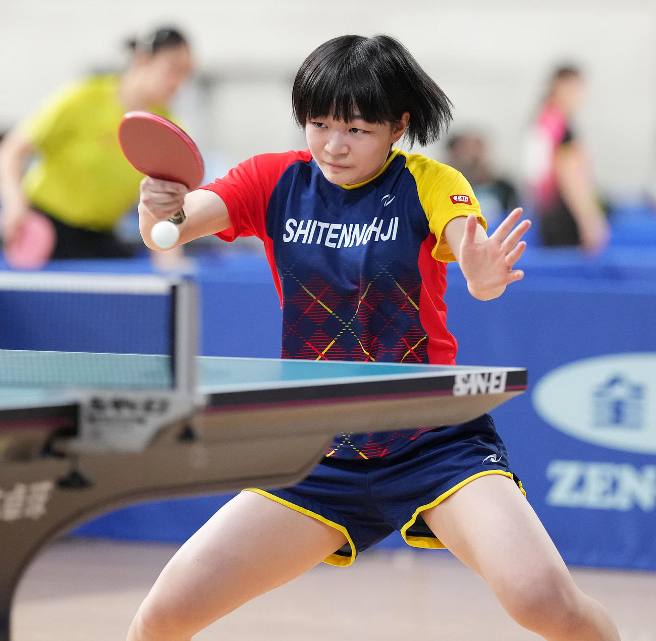 女子シングルス6回戦の第5ゲーム、打ち返す横井（撮影・鈴木みどり）
