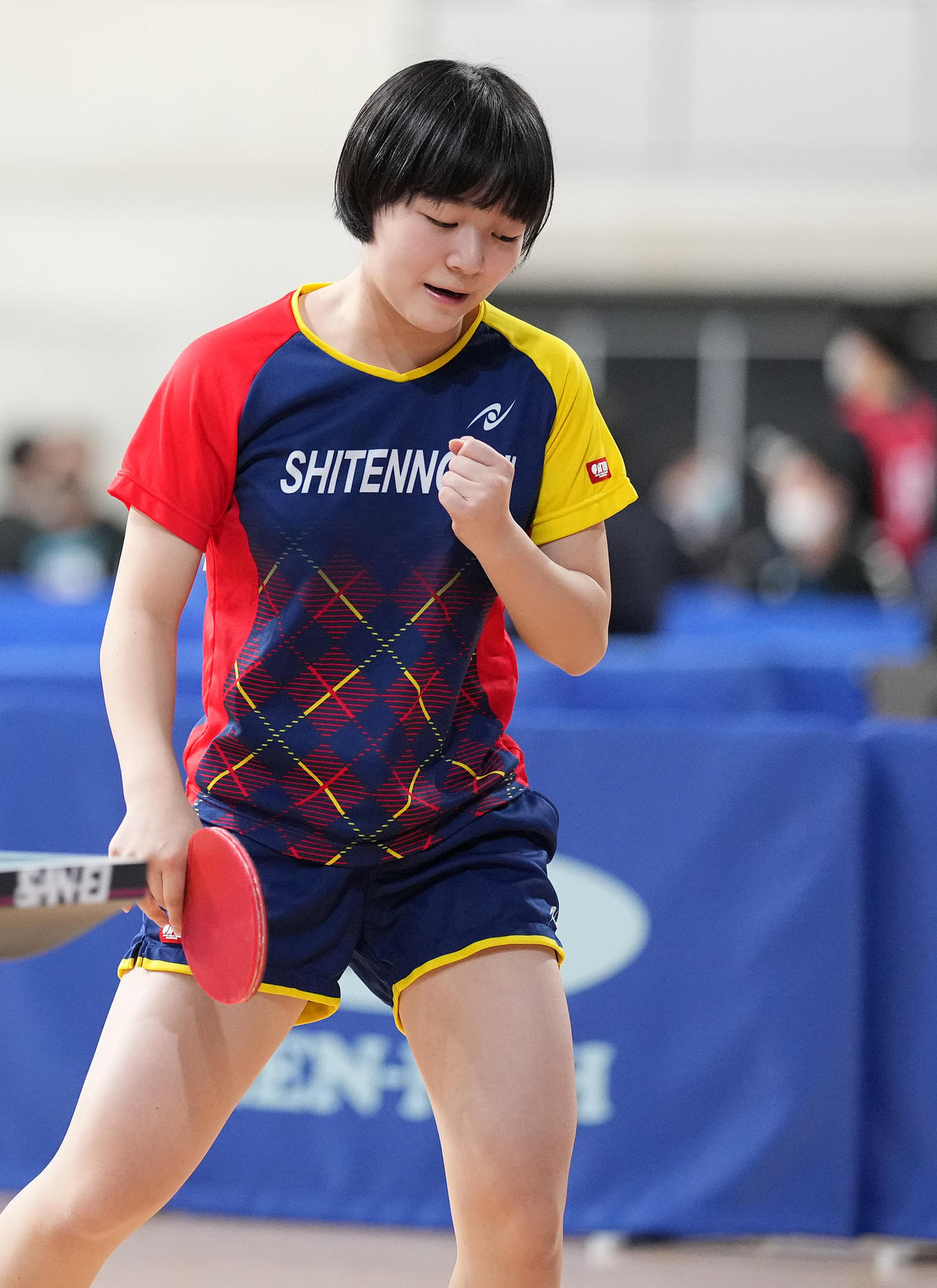 女子シングルス6回戦の第5ゲーム、ポイントを奪いガッツポーズする横井（撮影・鈴木みどり）