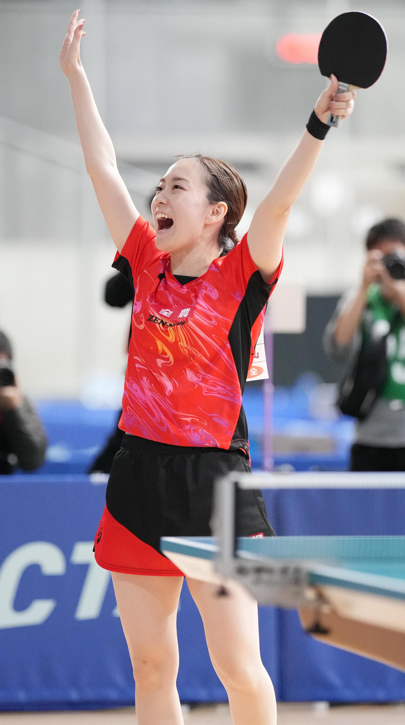 女子シングルス6回戦で加藤美に勝利し両手を突き上げる石川（撮影・鈴木みどり）