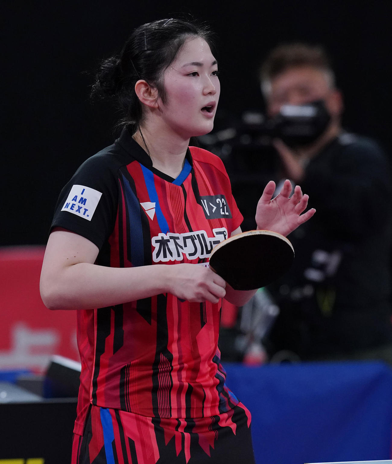 鈴木李茄対木原美悠　勝利しラケットをたたく木原（撮影・垰建太）
