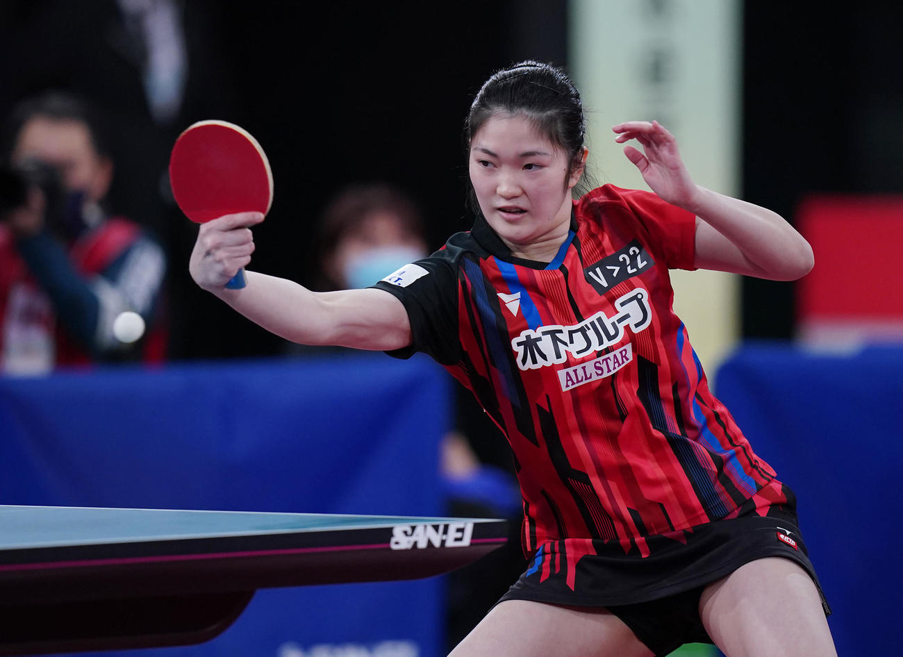 鈴木李茄対木原美悠　バックを放つ木原（撮影・垰建太）