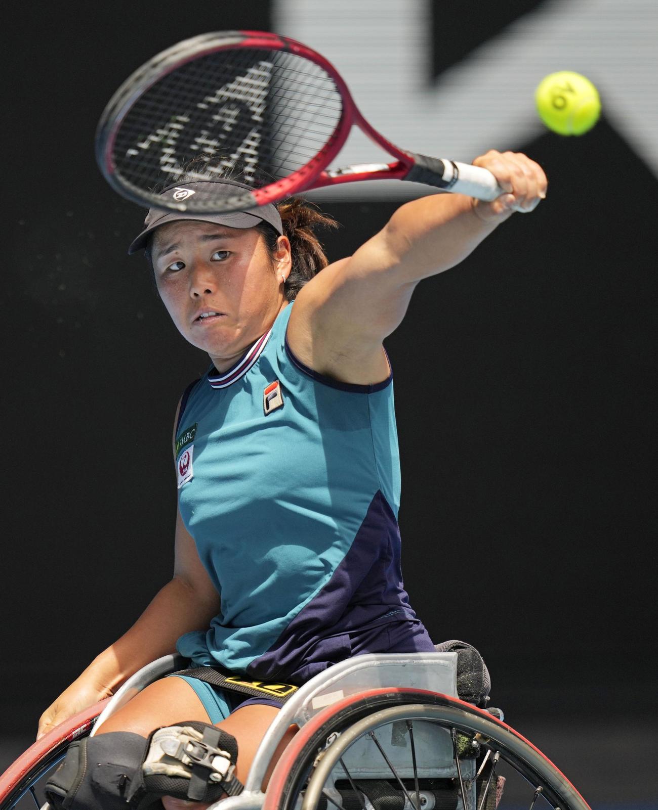 車いすの部女子シングルス決勝でプレーする上地結衣（共同）