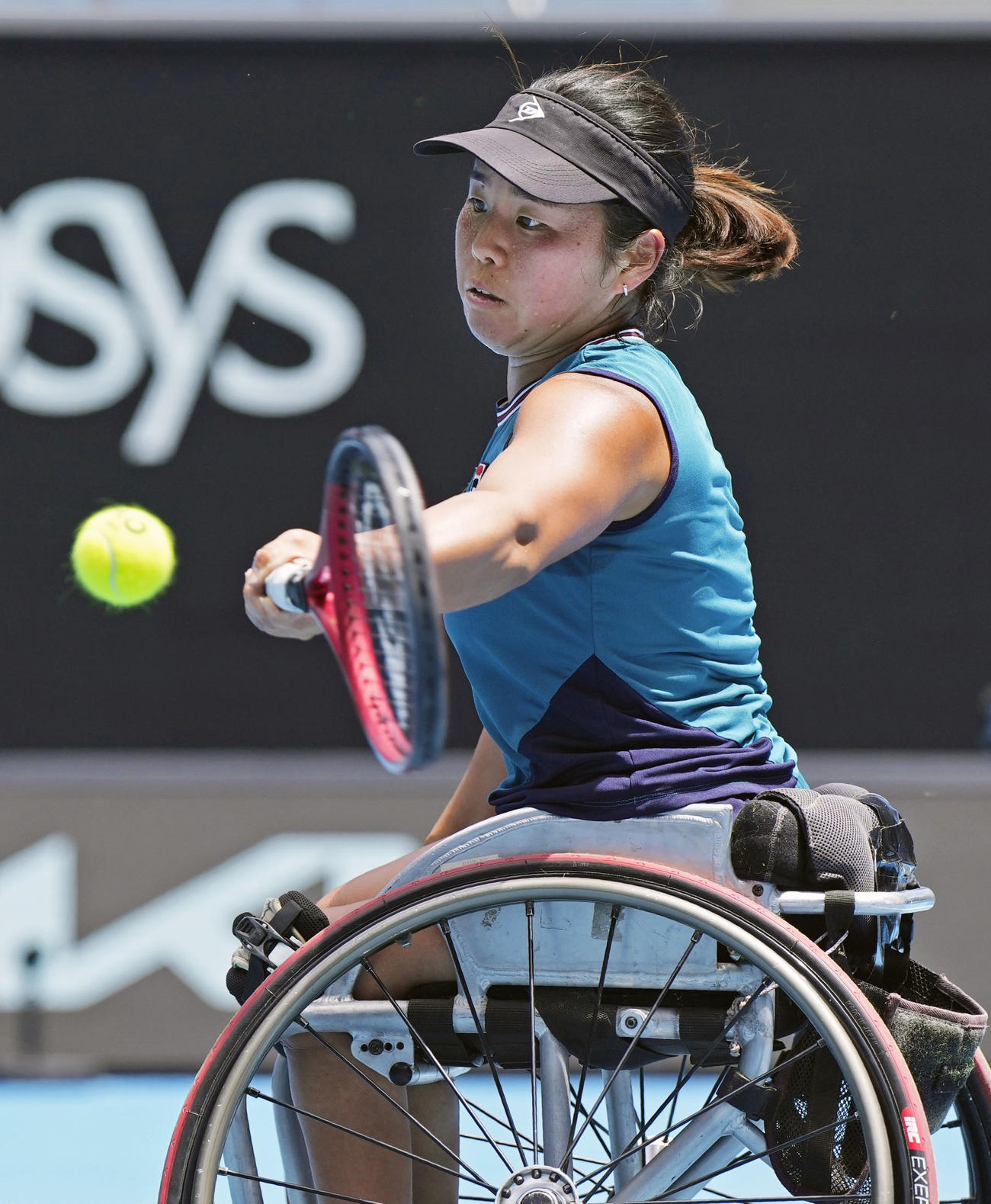 車いすの部女子シングルス決勝でプレーする上地結衣（共同）