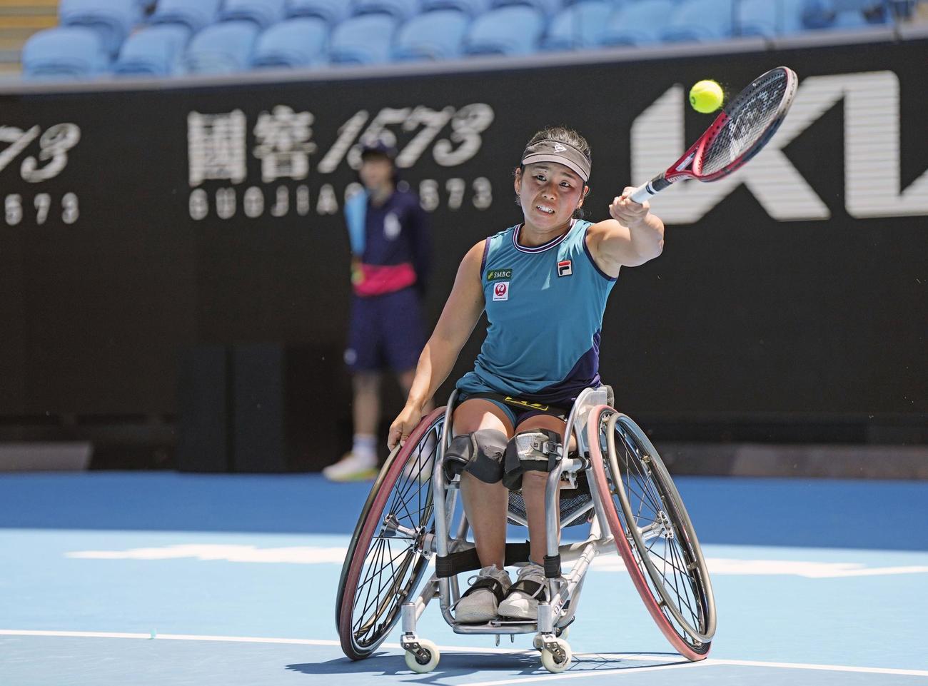 車いすの部女子シングルス決勝でプレーする上地結衣（共同）