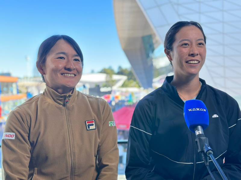 全豪オープン女子ダブルスで初の決勝に進出し、笑顔でWOWOWの単独インタビューに応じる青山修子（左）柴原瑛菜組（2023年1月27日撮影＝外部提供）