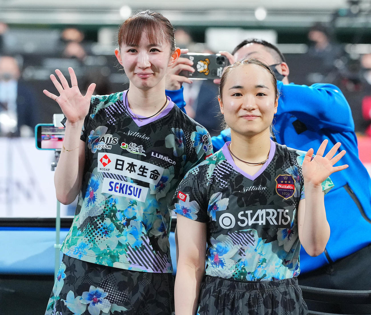 女子ダブルスで5連覇を達成した伊藤（右）早田組は笑顔（撮影・垰建太）