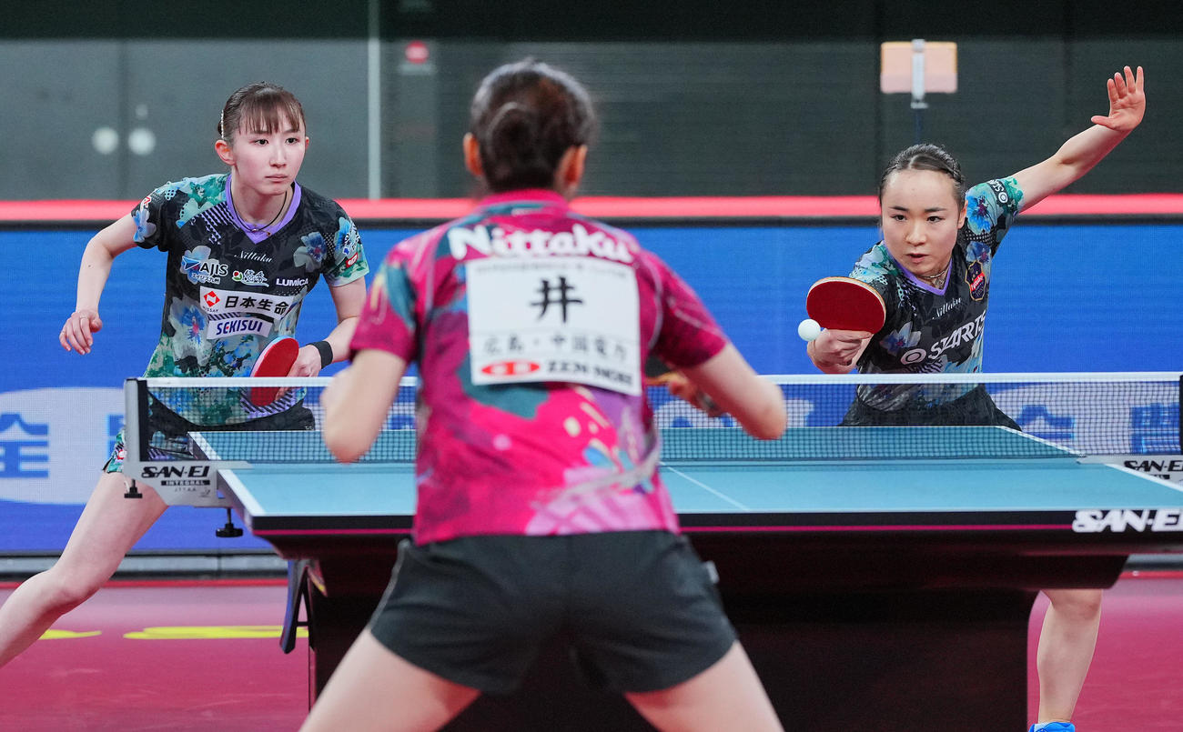 伊藤美誠、早田ひな組対成本綾海、井絢乃組　決勝戦でプレーする伊藤（右）、早田組（撮影・垰建太）