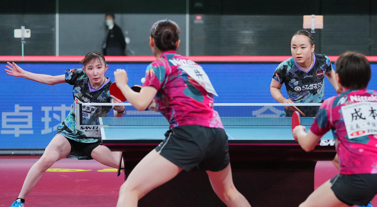 伊藤美誠、早田ひな組対成本綾海、井絢乃組　決勝戦でプレーする伊藤（右）、早田組（撮影・垰建太）