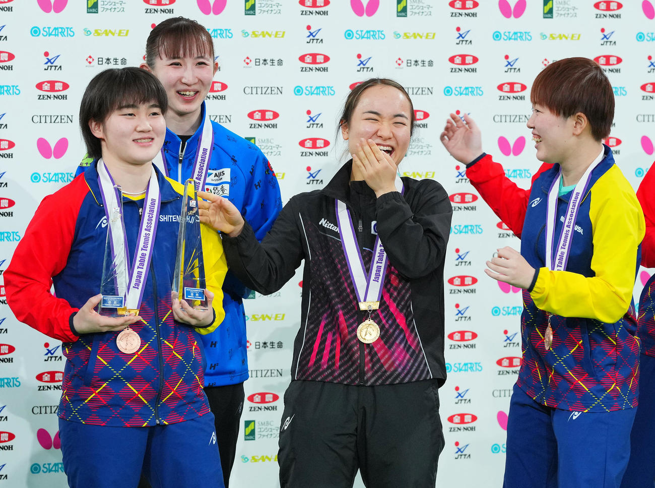 表彰式でなぜか優勝トロフィーを大藤（左）に持たせ笑顔を見せる伊藤（左から3人目）、早田（同2人目）（撮影・垰建太）