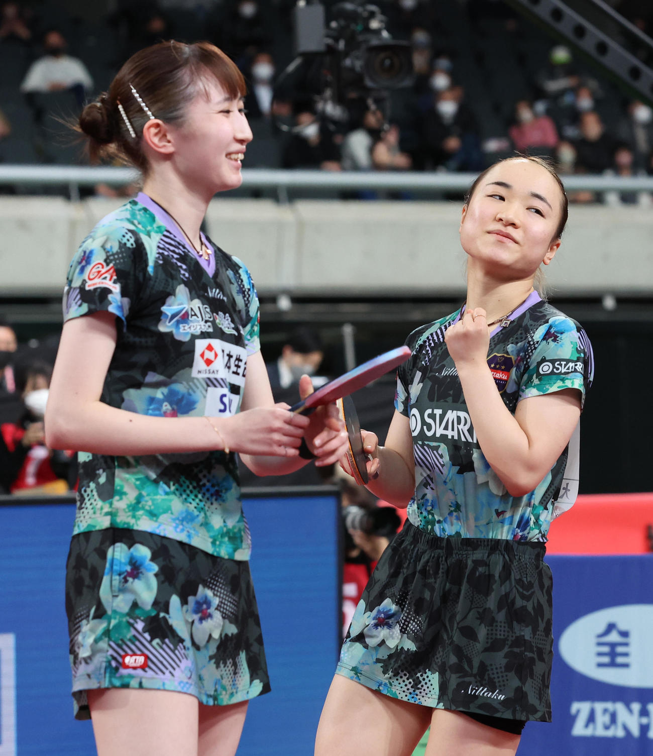 女子ダブルス　決勝の第2ゲームでポイントを奪いガッツポーズする伊藤（右）、早田組（代表撮影）